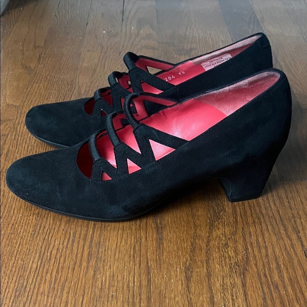 Pas de Rouge Black Suede Heels Sz 38 (US 7.5)‎